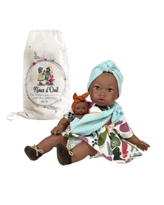 Nines D'Onil: Alika με φλοράλ φόρεμα και μωρό σε μάρσιπο - 40 εκ.