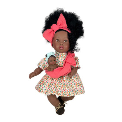 Nines D'Onil: Alika με πολύχρωμο φόρεμα και μωρό σε μάρσιπο - 40 εκ.