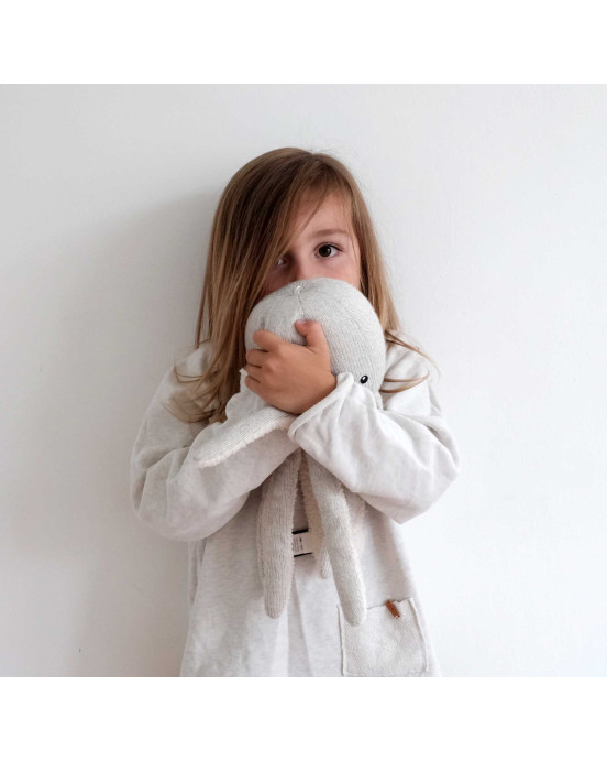 FLOW. Υφασμάτινο Χταπόδι Olly με ηχείο Bluetooth (απαλό γκρι)