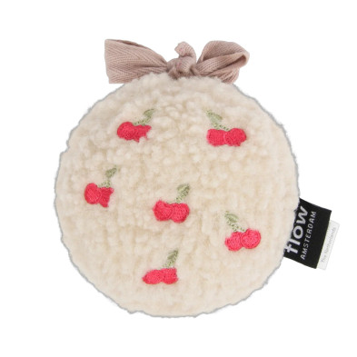 FLOW. Υφασμάτινο παιχνίδι Lucy με λευκούς ήχους για καρότσι (κερασάκια)