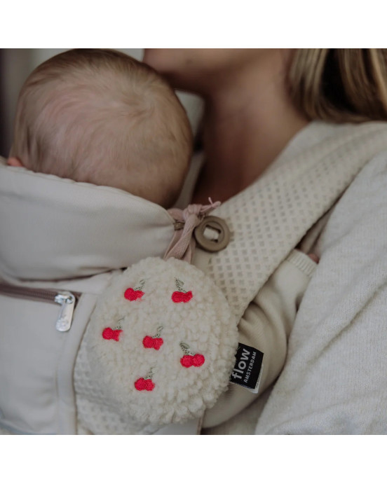 FLOW. Υφασμάτινο παιχνίδι Lucy με λευκούς ήχους για καρότσι (κερασάκια)