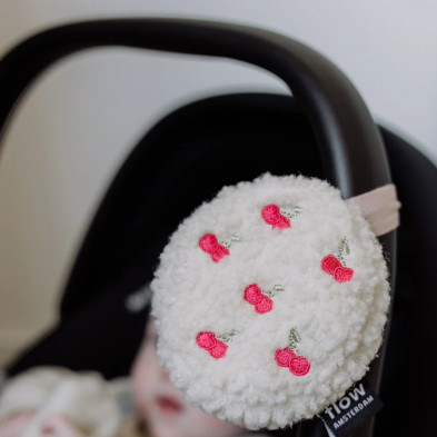 FLOW. Υφασμάτινο παιχνίδι Lucy με λευκούς ήχους για καρότσι (κερασάκια)