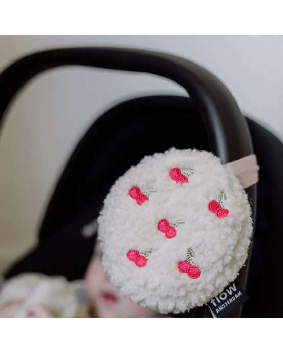 FLOW. Υφασμάτινο παιχνίδι Lucy με λευκούς ήχους για καρότσι (κερασάκια)