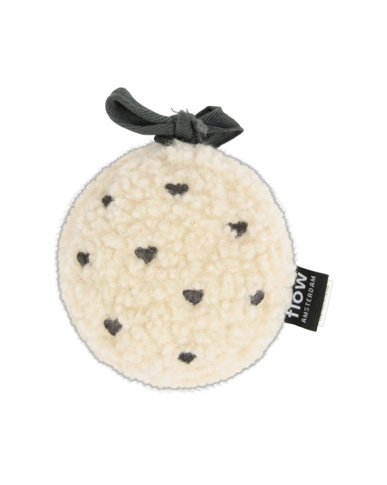 FLOW. Υφασμάτινο παιχνίδι Billy με λευκούς ήχους για καρότσι (καρδούλες)