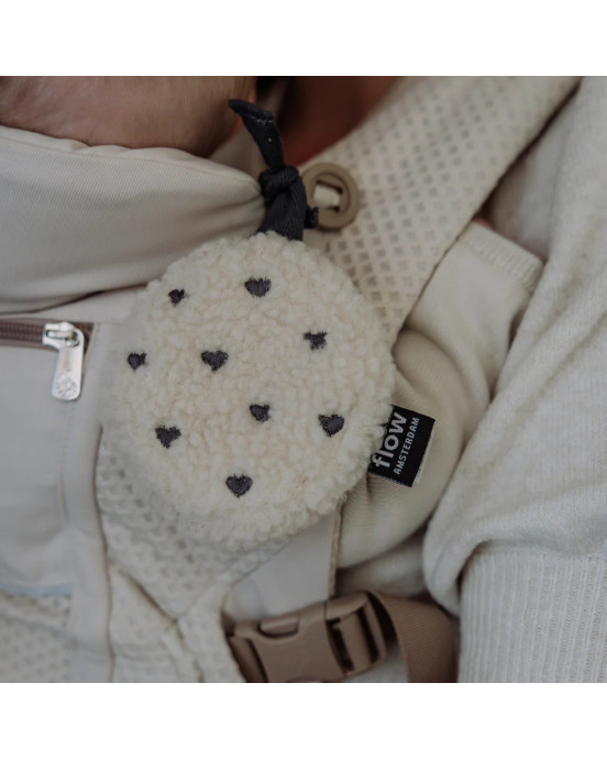 FLOW. Υφασμάτινο παιχνίδι Billy με λευκούς ήχους για καρότσι (καρδούλες)