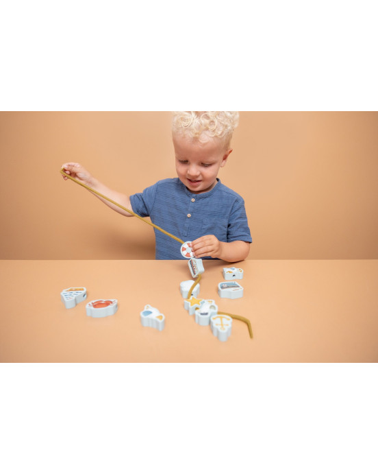 LITTLE DUTCH. Σετ 11 ξύλινες φιγούρες με κορδόνι Sailors Bay