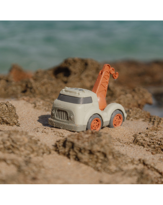 LITTLE DUTCH. Φορτηγάκι με ρυμουλκό Fresh Greens 17 εκ.