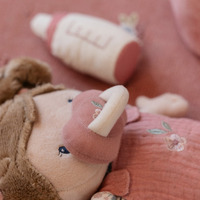 LITTLE DUTCH. Υφασμάτινο μωρό σε καλαθούνα Rosa (30 εκ.)