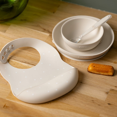 SILICON. Σετ φαγητού 4 τεμαχίων με σαλιάρα (μπεζ με αστεράκια)