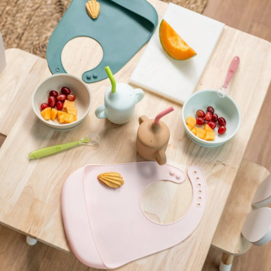 SILICON. Σετ φαγητού 4 τεμαχίων με σαλιάρα και ποτήρι (απαλό πράσινο)